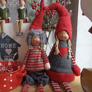 Vánoční dítě s čepicí sedící textil červeno-šedá 18x11x83cm, cena za 1ks