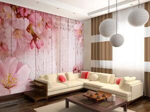 Fototapeta Květy jabloně - motiv v odstínech růžové na pozadí s texturou dřeva
