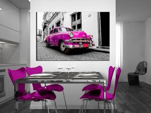 Obraz Růžové kubánské auto (1-dílný) - Auto na pozadí černobílého města