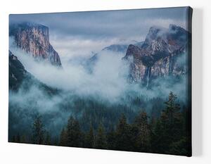 Obraz na plátně - Mlžné údolí mezi skalami FeelHappy.cz Velikost obrazu: 180 x 120 cm