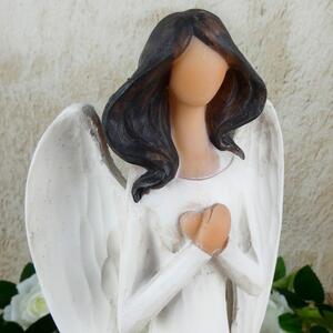 Krémová soška anděla s rukama na prsou- 28 cm