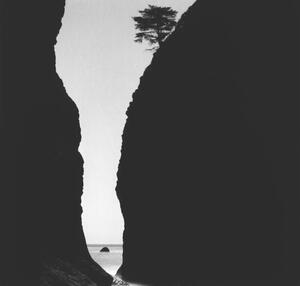 Fotografie The ocean seen through a crevice in shadowed cliff, Zeb Andrews, (40 x 40 cm)