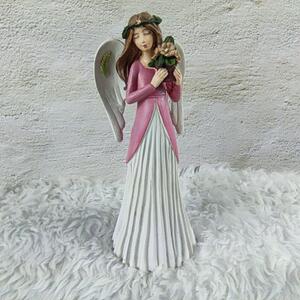 Andělka v růžovo- bílých šatech držící květiny- 20 cm