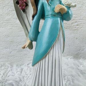 Andělka v modro- bílých šatech držící ptáčka- 20 cm