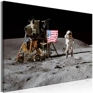 Obraz XXL Přistání na Měsíci - snímek lodi, vlajky a astronauta ve vesmíru