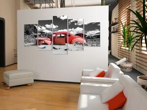 Obraz V odosobnění (5-dílný) - červené vintage auto v retro stylu
