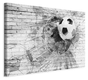 Obraz XXL Dynamika fotbalu - rychlý míč narážející do cihlové zdi