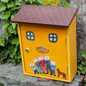 Dřevěná poštovní schránka - sluníčková RODINA