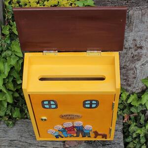 Dřevěná poštovní schránka - sluníčková RODINA