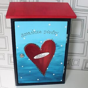 Malovaná poštovní schránka důvěry - srdce