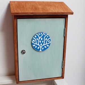 Malovaná dřevěná poštovní schránka s logem - malovaná dřevěná