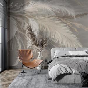 Fototapety Měkké, načechrané bílé peří a sušené květy na neutrálním pastelově béžovém pozadí, Fototapety peří, w08403 : uwalls.cz