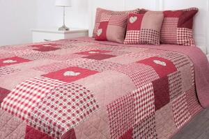 Oboustranný prošívaný přehoz DELUXE Patchwork červený - 140/200 cm