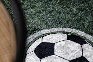 Makro Abra Dětský kusový koberec vhodný k praní BAMBINO 2138 Fotbalové hřiště protiskluzový zelený Rozměr: 80x150 cm