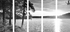 5-dílný obraz západ slunce nad jezerem v černobílém provedení - 100x50 cm
