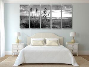 5-dílný obraz západ slunce na pláži v černobílém provedení - 100x50 cm