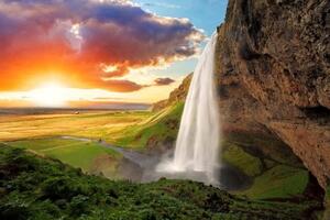 Fototapeta majestátny vodopád na Islande - 150x100 cm