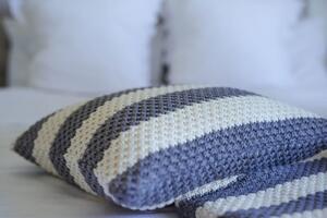 Pletený polštář - Pea Pattern Stripes