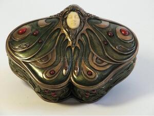 Šperkovnice ve tvaru motýla s hlavou dívky ve stylu secese