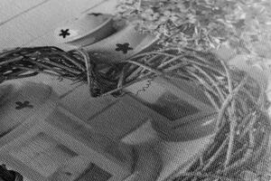 Obraz proutěné srdce s lucerničky a šeříkem v černobílém provedení