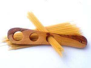 Dávkovač na špagety z olivového dřeva
