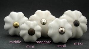 Keramická úchytka-Bílý květ STANDARD Barva kovu: antik tmavá
