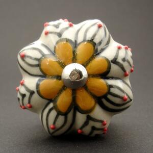 Keramická úchytka-Přírodní žlutá kytička Barva kovu: stříbrná