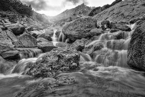 Tapeta černobílé vysokohorské vodopády