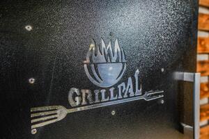 GRILLPAL kovová izolovaná udírna Grillpal Smoker 80,124 l, podstavec teak