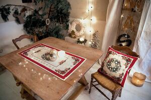 Dům Vánoc Gobelínový vánoční ubrus s motivem Ozdobený věnec Velikost: 90x90 cm