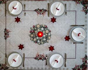 Dům Vánoc Gobelínový vánoční ubrus s motivem Ozdobený věnec Velikost: 140x180 cm
