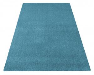 Jednobarevný koberec modré barvy