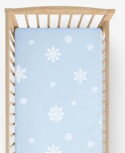 Goldea vánoční bavlněné napínací prostěradlo do dětské postýlky - vločky na modré 60 x 120 cm