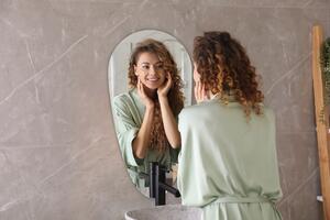 Nepravidelné zrcadlo ve tvaru slzy bez rámu 35x70 cm