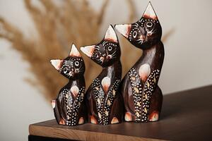 Dřevěné sousoší tří koček Rimba