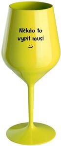 NĚKDO TO VYPÍT MUSÍ - žlutá nerozbitná sklenice na víno 470 ml