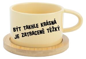 BÝT TAKHLE KRÁSNÁ JE ZATRACENÉ TEŽKÝ - žlutý hrníček makronka 200 ml