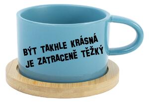 BÝT TAKHLE KRÁSNÁ JE ZATRACENÉ TEŽKÝ - modrý hrníček makronka 200 ml