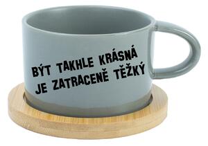 BÝT TAKHLE KRÁSNÁ JE ZATRACENÉ TEŽKÝ - šedý hrníček makronka 200 ml