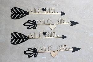 Dřevěná dekorace šipka - Wild girl