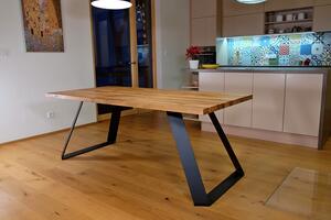 Majstrštych Jídelní stůl Luňák - designový industriální nábytek Velikost stolu (D x Š): 170 x 90 (cm), Typ a sukovitost dřeva: Dub sukovitý/rustikální (0 Kč), Barva kovových nohou: Černá mat - RAL 9005 (0 Kč)