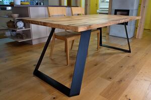 Majstrštych Jídelní stůl Luňák - designový industriální nábytek Velikost stolu (D x Š): 170 x 90 (cm), Typ a sukovitost dřeva: Dub sukovitý/rustikální (0 Kč), Barva kovových nohou: Černá mat - RAL 9005 (0 Kč)