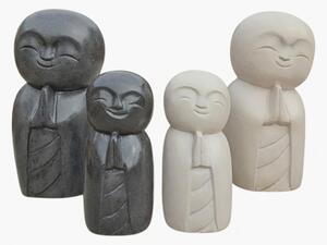 Teraco soška Jizo – usměvavý ochránce v bílé a tmavé variantě