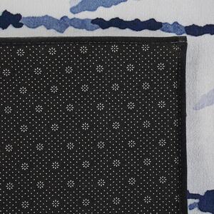 Krátkovlasý bílý koberec s abstraktním modrým vzorem 160x230 cm IZMIT