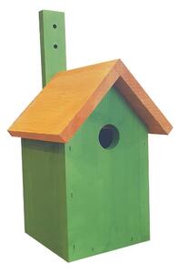 Zelená dřevěná budka pro ptáčky na hnízdění