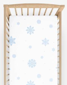 Goldea vánoční bavlněné napínací prostěradlo do dětské postýlky - modré vločky na bílé 60 x 120 cm