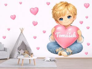 Blond chlapeček se srdíčkem a jménem textilní přelepitelné samolepky na zeď arch 31 x 46 cm