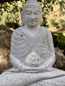 Buddha z říčního kamene s lotosovým pupenem – 60 cm