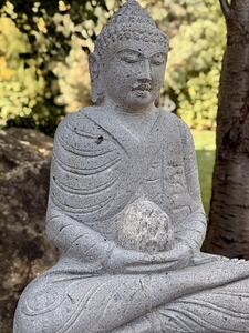 Buddha z říčního kamene s lotosovým pupenem – 60 cm