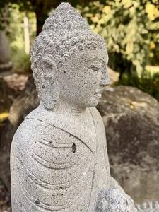 Buddha z říčního kamene s lotosovým pupenem – 60 cm